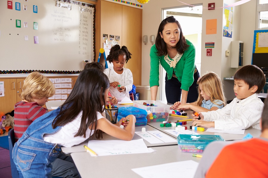 Teacher teaching elementary kids 